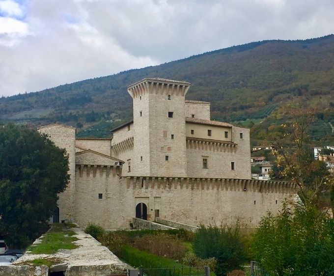 Partiamo da Gualdo Tadino e subito incontriamo la Rocca Flea, fortezza federiciana del XII secolo, Museo civico e sede della Pinacoteca Comunale