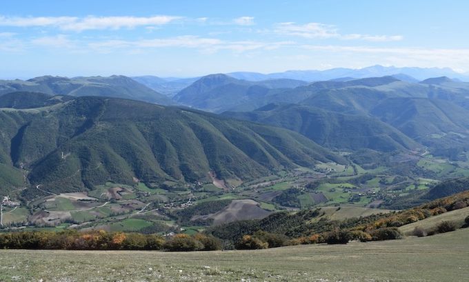arriviamo alla Chiavellara, punto panoramico a 1250 metri, sullo sfondo a destra i monti Sibillini