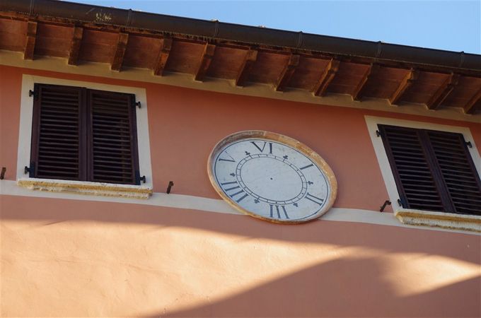 saliamo al castello di Crocicchio e troviamo questo bell'orologio a 6 ore, alla romana, in uso prima dell'arrivo di Napoleone, con una sola lancetta (purtroppo mancante)