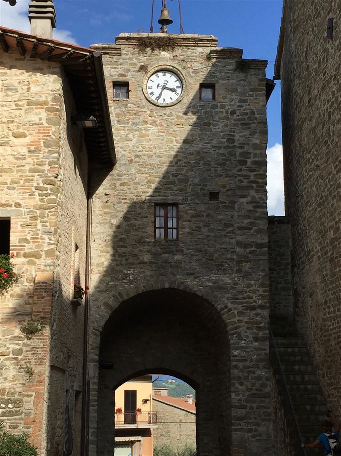 Il castello attuale fu costruito, su rovine preesistenti, nel 763 ad opera di Ernero Castaldo, un longobardo discendente da Totila